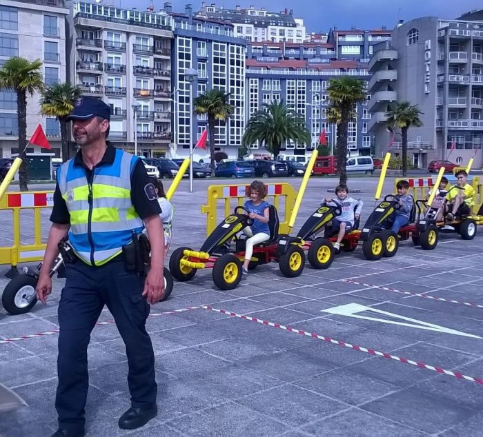 200 escolares aprenden seguridade viaria nun circuto instalado no Paseo Martimo de Sada