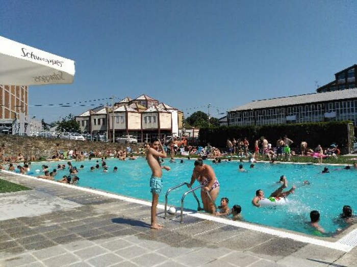 6.000 usuarios disfrutaron ata o momento da piscina das Cermicas do Castro