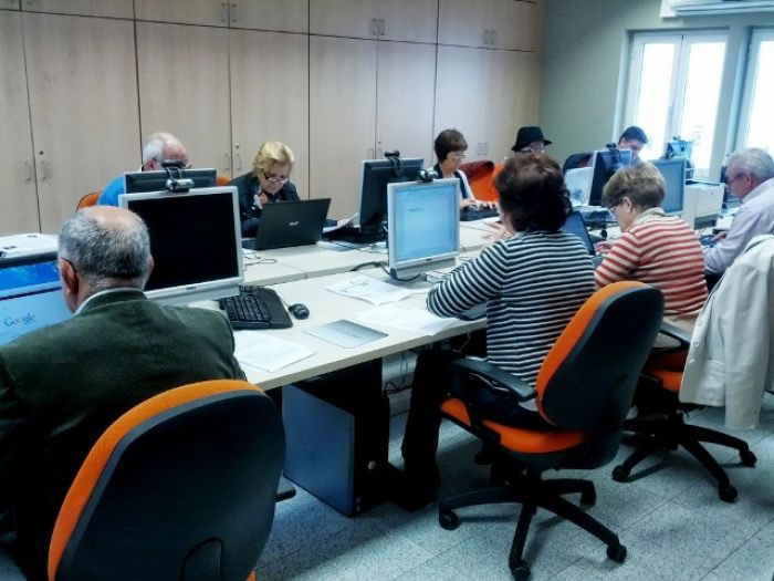 Aplicacins de Google, iniciacin  informtica, elaboracins de presentacins ou procesador de textos, entre os novos cursos da red CeMIT de Sada