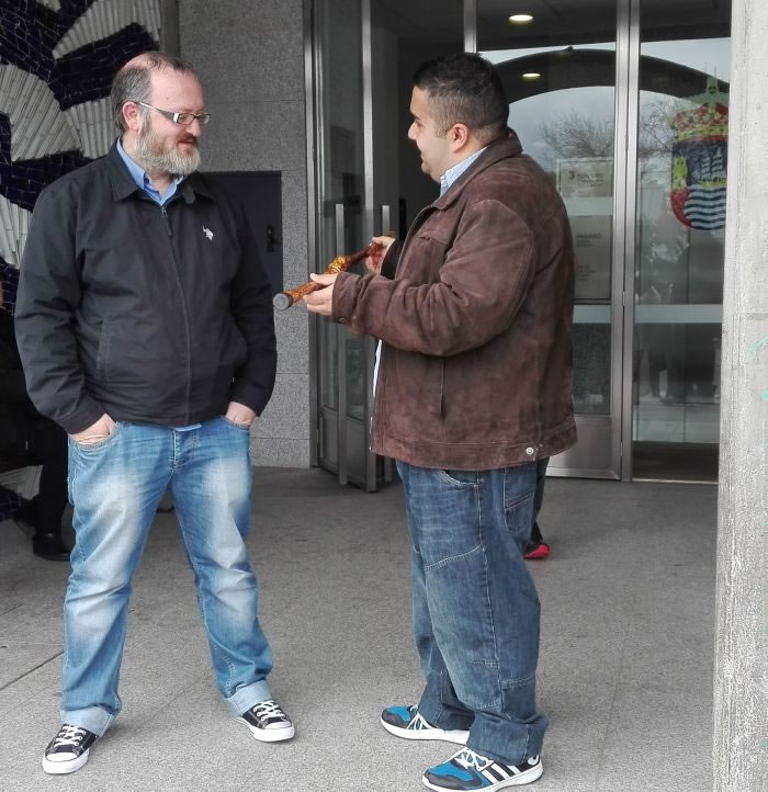 Bastn para el concejal de Promocin Econmica en el Da del Pueblo Gitano