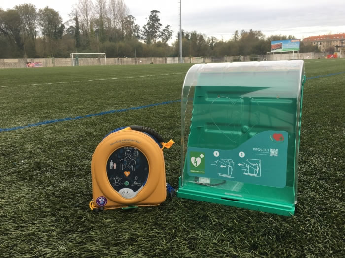 Dos desfibriladores para el campo de ftbol y la Casa da Cultura