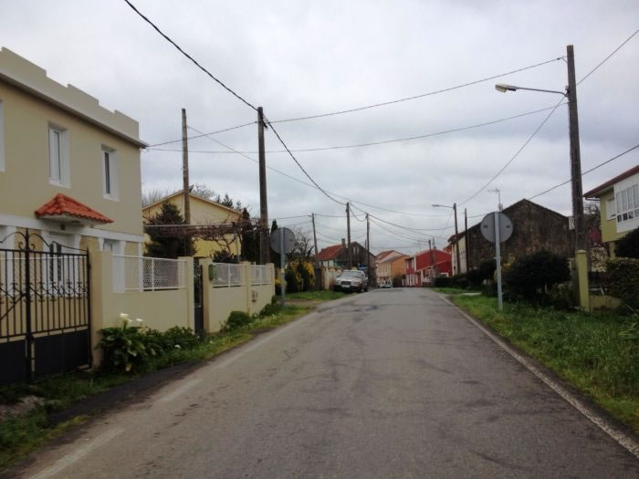 O goberno local analizar cos vecios o proxecto para ensanchar a estrada de Castelo a Carnoedo