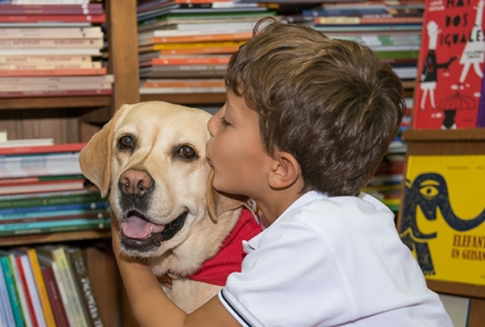 El programa de lectura con perros de mayor xito en el mundo recala en la Biblioteca Municipal de Sada para ayudar a los nios a leer