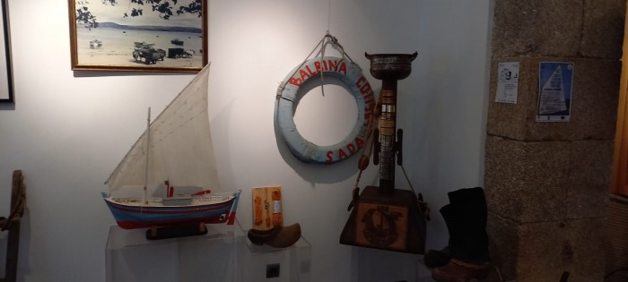 La exposición "15 años de patrimonio marítimo", de Os Patexeiros, recupera el pasado marinero de Sada en la capilla de San Roque