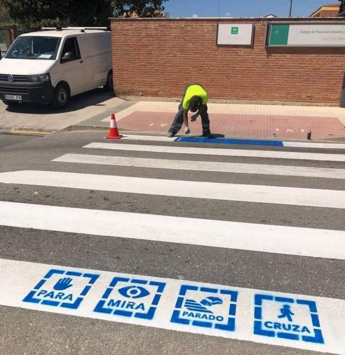 Sada por sinais luminosas nos pasos de pens e estuda elevalos