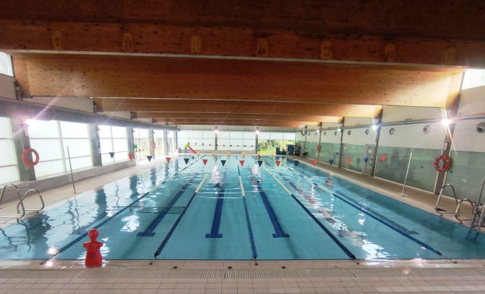 O Concello analiza as consecuencias da nova aplicación da normativa de uso na piscina municipal