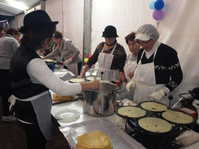 La Festa da Filloa de Sada reparti 8.000 filloas el Martes de Carnaval