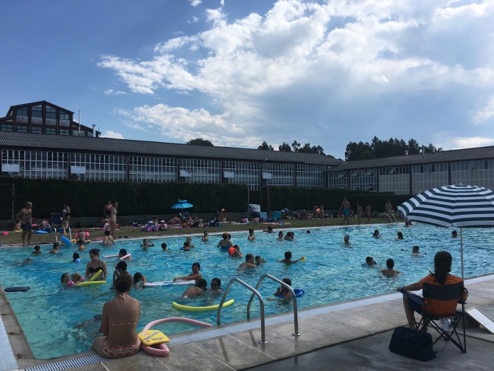 Os vecios de Sada poden acceder gratis este vern  piscina de O Castro