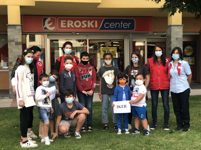 Nenas e nenos de Sada doan o premio do Entroido  Cruz Vermella