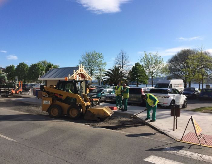 Obras y servicios asfalta el aparcamiento de la Avenida da Maria