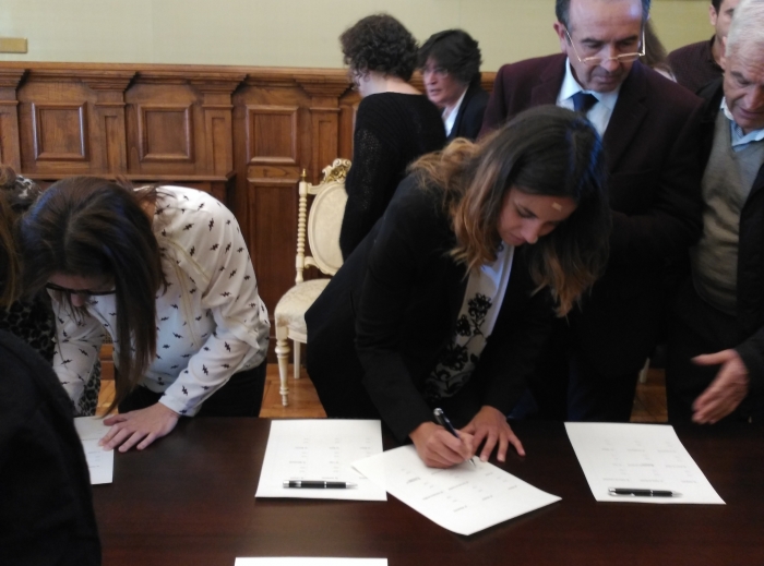 Ochenta comercios de Sada participan en la campaa En negro contra la violencia