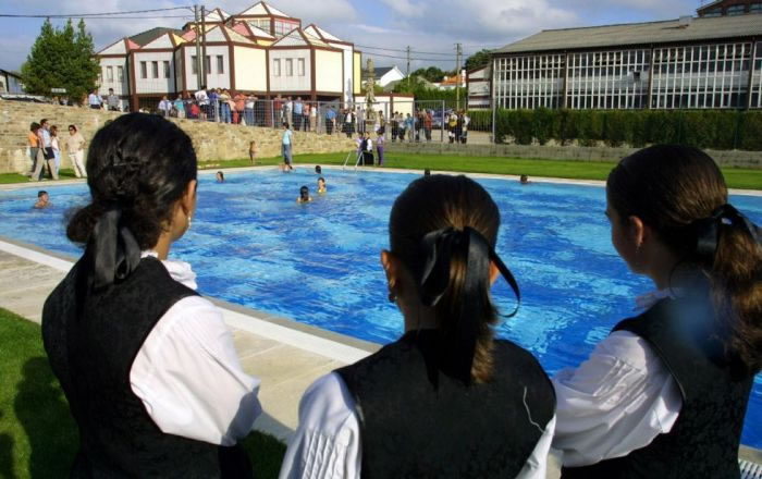 Portela firmar un convenio coas Cermicas para que os vecinos de Sada disfruten da piscina do complexo Pa do Loureiro no Castro