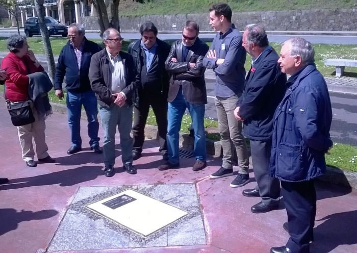 Sada coloca no Paseo Martimo as mans de Neira Vilas coincidindo co Da do Libro