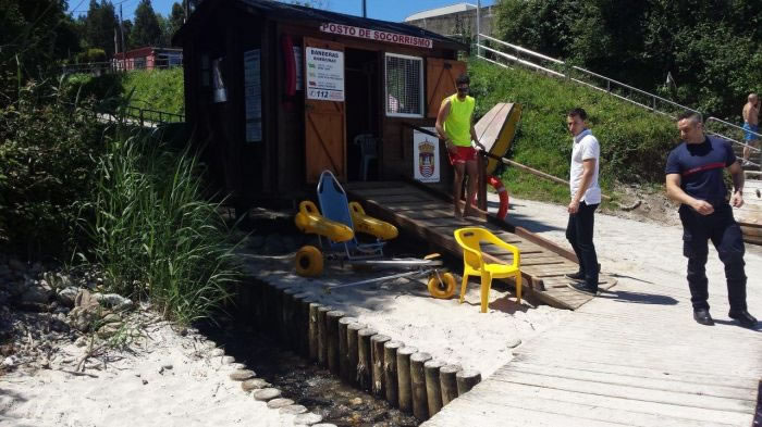 Sada dota de una silla anfibia la playa de Cirro e instala el puesto socorrismo en el arenal de San Pedro