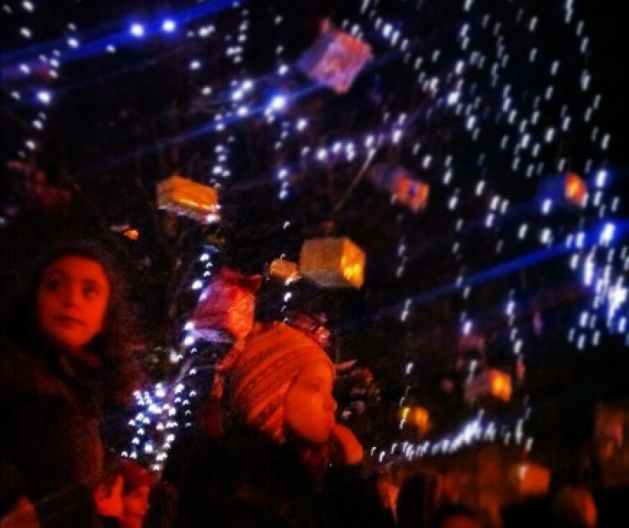 Una familia de sada encender la iluminacin de navidad